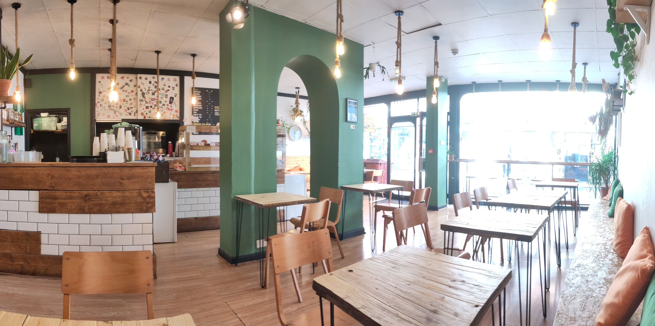 BETWEEN BREAD interior