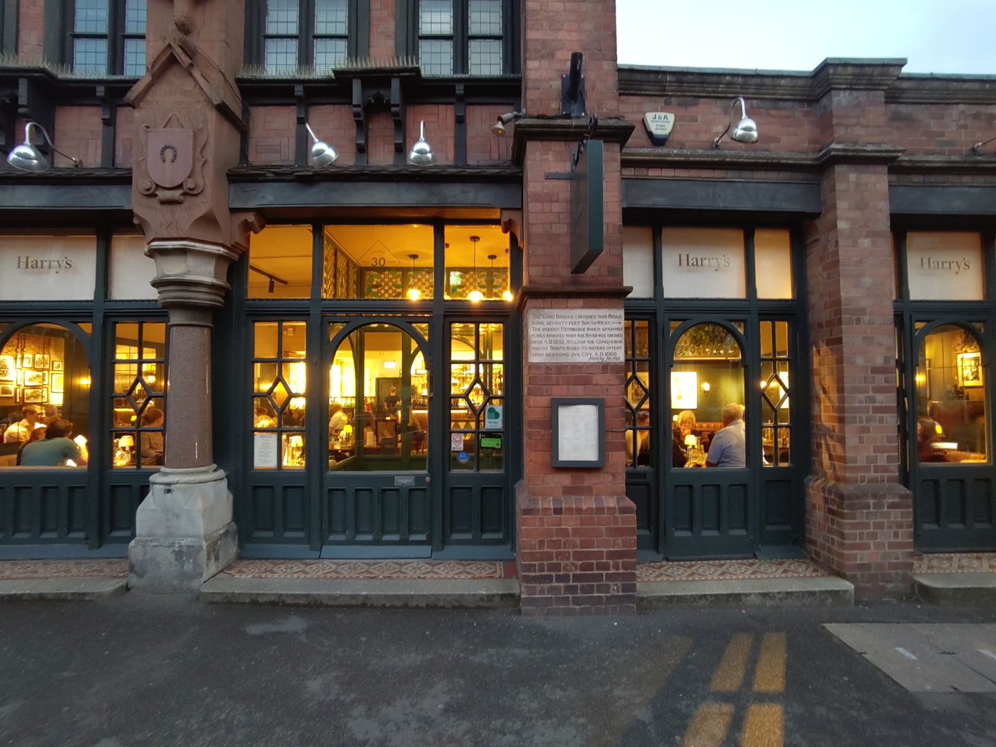 Harry's Restaurant exterior